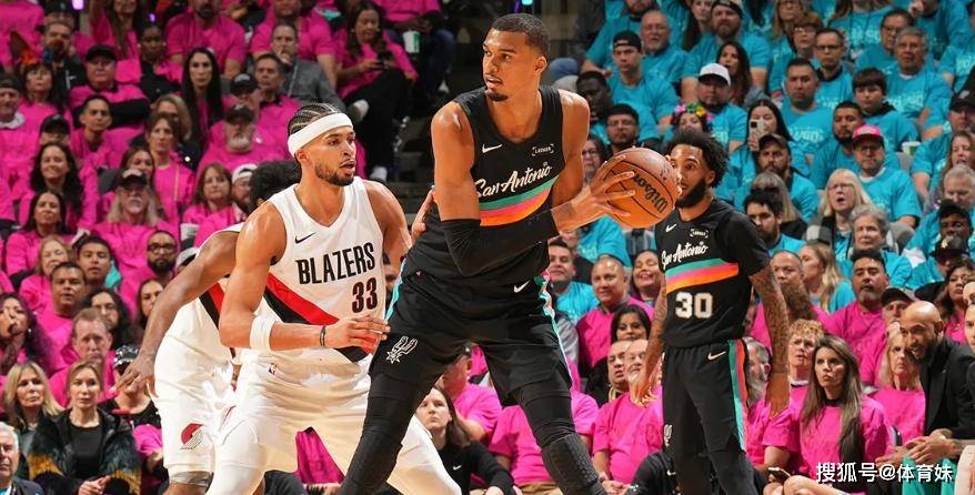 关于刚刚！底特律活塞集结日临场应变今晚纽约尼克斯调整名单以备NBA季后赛，塔图姆连续五场比赛得分超过状态火爆的信息